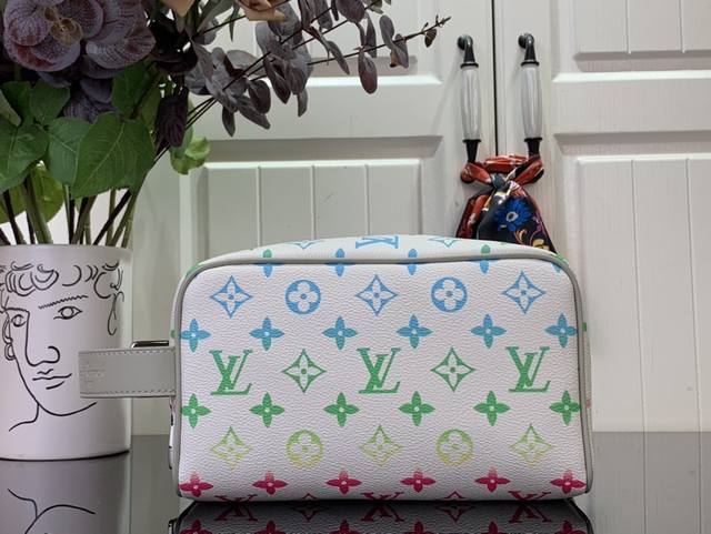 顶级原单 特惠 Locker Dopp Kit 盥洗化妆袋 M83113 14034白色 彩色渐变 本款 Locker Dopp Kit 盥洗袋取材 Monog