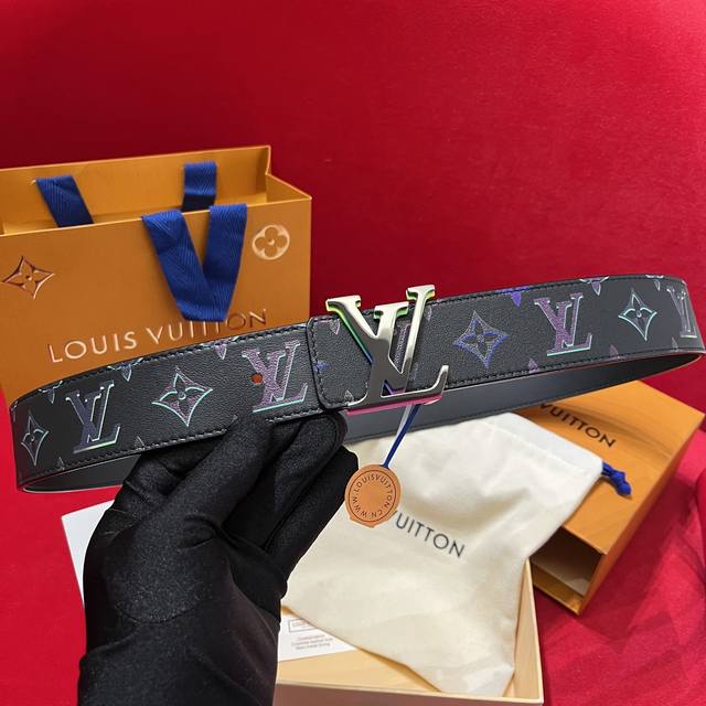 Lv 意大利进口头层烫花牛皮配平纹底，搭配真空电镀间色叠层纯铜扣，经典款式，专柜有售，市场顶级品质，支持验货 配送全套专柜包装，宽度 4.0Cm