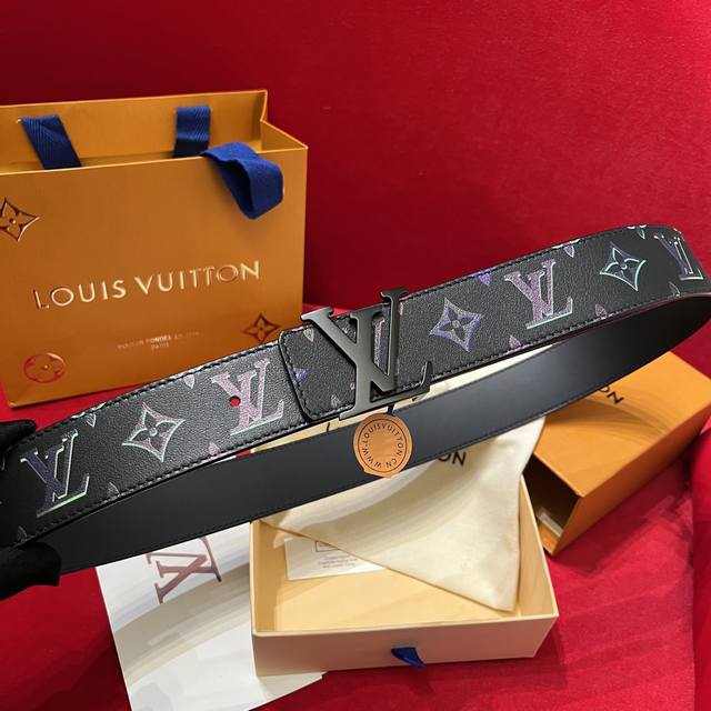 Lv 意大利进口头层烫花牛皮配平纹底，搭配真空电镀烤漆纯铜扣，经典款式，专柜有售，市场顶级品质，支持验货 配送全套专柜包装，宽度 4.0Cm