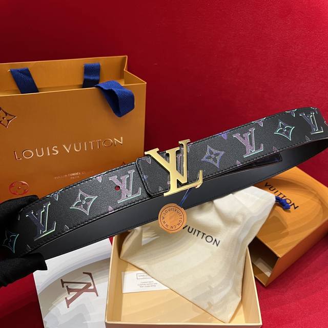 Lv 意大利进口头层烫花牛皮配平纹底，搭配真空电镀亮面纯铜扣，经典款式，专柜有售，市场顶级品质，支持验货 配送全套专柜包装，宽度 4.0Cm