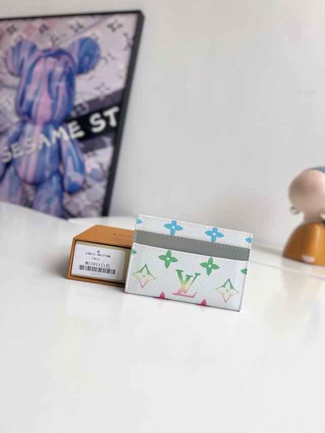 海外原单M13911渐变白色独家实拍！此款采用全新柔软的Monogram Shadow小牛皮的卡片夹风格靓丽而时髦，体积小巧，可轻松收入口袋中。配有中央口袋与四