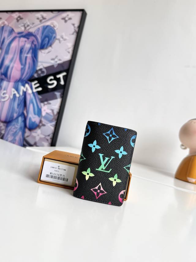 海外原单M14134渐变黑色独家实拍！本款口袋钱夹取材 Monogram Gradient 帆布，以向上逐渐消散的 Monogram 图案焕新经典设计。设有卡片