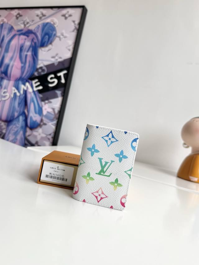 海外原单M14134渐变白色独家实拍!本款口袋钱夹取材 Monogram Gradient 帆布,以向上逐渐消散的 Monogram 图案焕新经典设计。设有卡片 海外原单M14134渐变白色独家实拍!本款口袋钱夹取材 Monogram Gradient 帆布,以向上逐渐消散的 Monogram 图案焕新经典设计。设有卡片