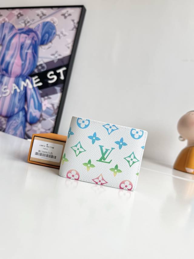 海外原单M13909渐变白色独家实拍！本款 Multiple 钱夹取材 Monogram Gradient 涂层帆布，以渐变效果呈现 Monogram 花卉和