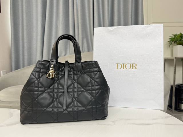 顶级原单9290黑色#大号 Dior Toujours 手袋 黑色牛皮革超大藤格纹 这款 Dior Toujours 手袋于二零二三春夏系列发布秀精彩亮相,休闲 顶级原单9290黑色#大号 Dior Toujours 手袋 黑色牛皮革超大藤格纹 这款 Dior Toujours 手袋于二零二三春夏系列发布秀精彩亮相,休闲