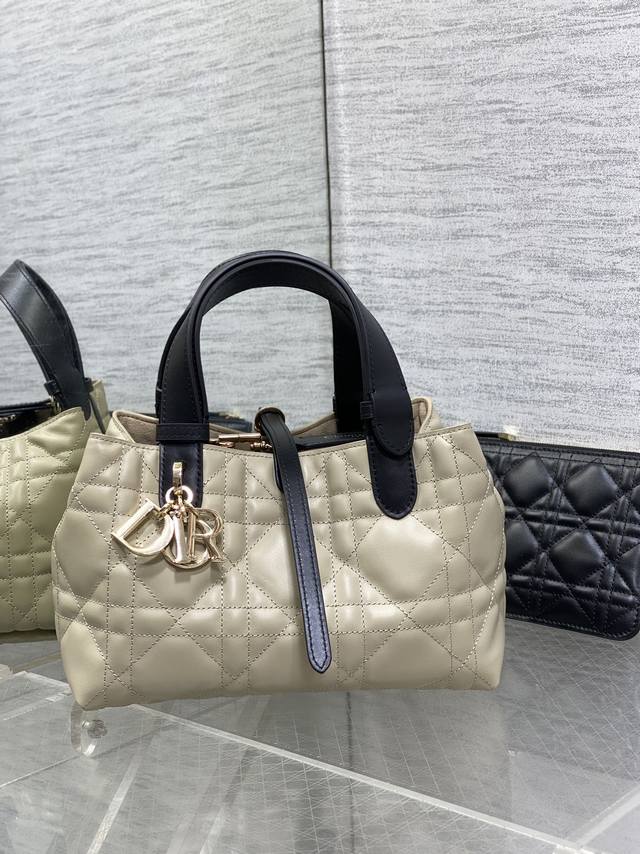 顶级原单小号现货9282拼色 Toujours系列砖柜最新浅杏拼黑色，有点太美了，高颜值包包，颜色超级嫩，超级夏天，超大菱格的设计，搭配经典的字母配饰，摩登时尚