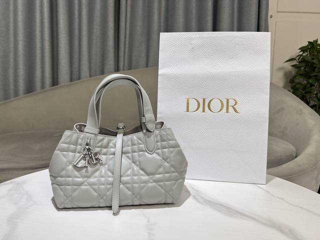 顶级原单小号 Di Or Toujours 手袋 9282物理灰 灰色牛皮革超大藤格纹 编号: M2822Oshj_M030 这款 Di Or Toujours