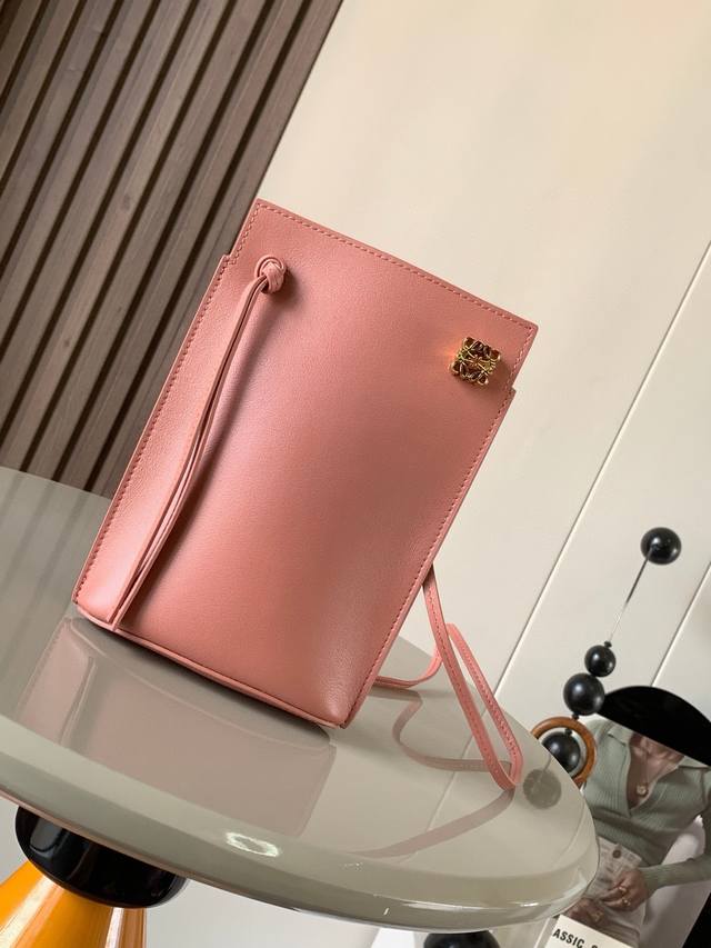 正品级 Dice Pocket牛皮骰子手机包原厂进口纳帕小牛皮实用小包配有肩带和Anagram立体Logo可肩背或斜挎，带有两条皮革带子，可添加个性化骰子装饰串