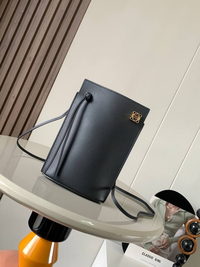 正品级 Dice Pocket牛皮骰子手机包原厂进口纳帕小牛皮实用小包配有肩带和Anagram立体Logo可肩背或斜挎，带有两条皮革带子，可添加个性化骰子装饰串