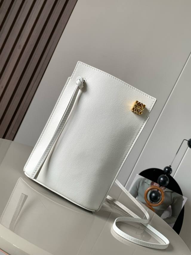 正品级 Dice Pocket牛皮骰子手机包原厂进口纳帕小牛皮实用小包配有肩带和Anagram立体Logo可肩背或斜挎，带有两条皮革带子，可添加个性化骰子装饰串