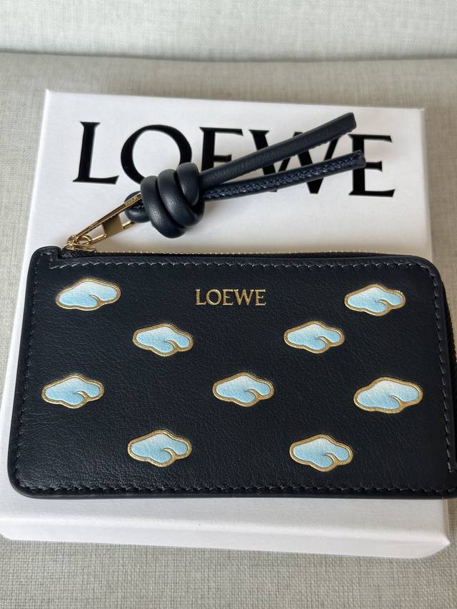 原厂皮 新品新春祥云系列 ，配包裝 纳帕牛皮革硬币卡包 颜色: 深蓝色 纳帕牛皮革硬币卡包，满饰渐变纹理和金色云朵。卡包为新年特别系列作品。 4 个卡位，1 个