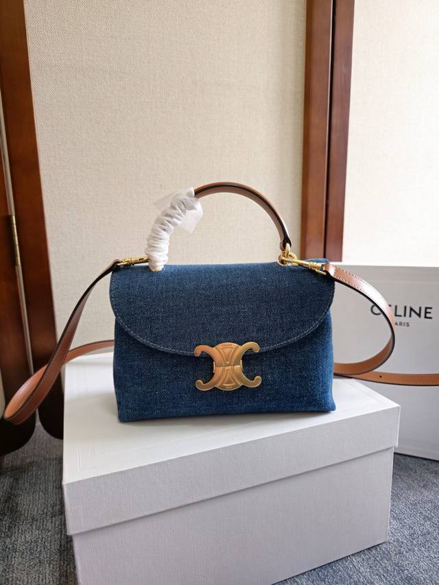 正品级 新品上线Ce凯旋门Kelly手袋 新款凯旋门收袋 满满高级感！ 简约精致的轮廓 等等 都散发着无与伦比的高级感 Kelly经典造型的线条简洁大方 无需多