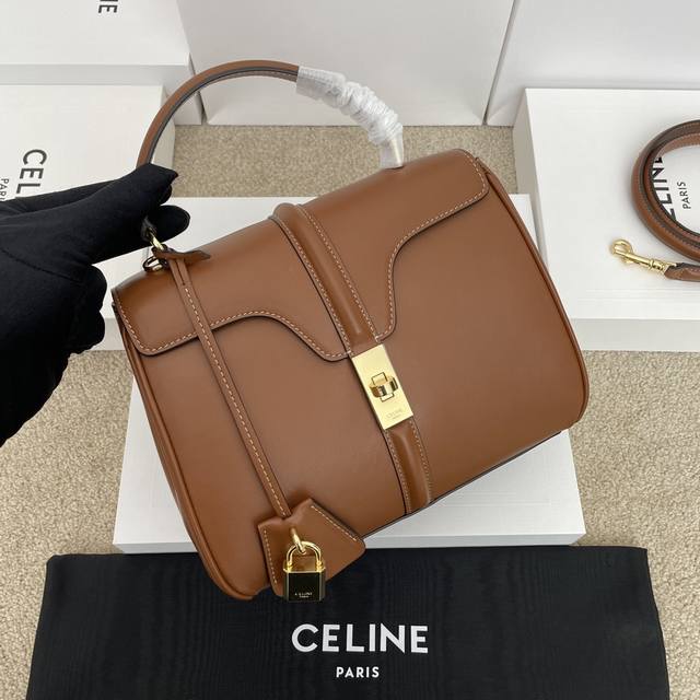 正品级 16小号天然牛皮革手袋 牛皮革 衬里 : 羊皮革 牛皮革 金色金属件 适合手提 肩背和斜挎 旋转锁扣开合 2个主隔层 1个内侧扁平口袋 1个内侧拉链口袋