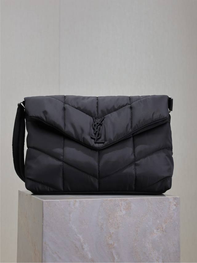 正品级 Loulou Puffer_尼龙款 男女可背的盐系学院风单肩斜挎包 轻便的尼龙布料 整体低调奢华又百搭 通勤包型可休闲可盐 黑色Black Logo 设
