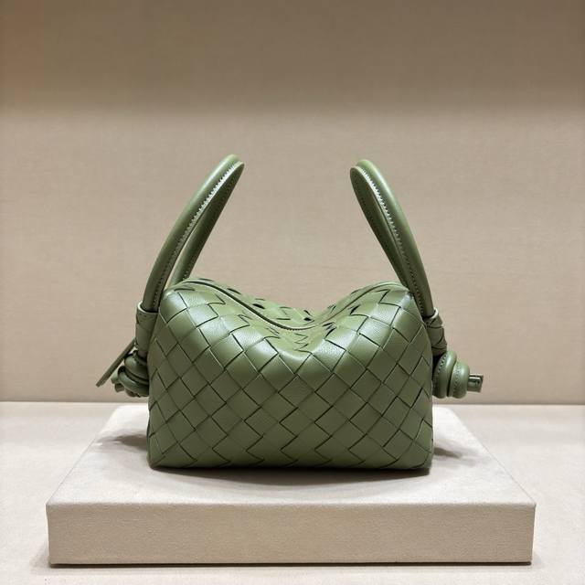 正品级 新款经典Loop换新设计 超大环扣可将手袋折叠 也可做手柄使用单肩 斜挎 延续Loop手袋的“相机包”造型 肩带可拆卸变手提也不在话下 一包多变 轻松而