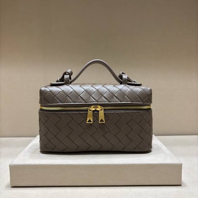 正品级 春夏编织拉链斜挎包 一款可以做化妆包的斜挎包包，精致的编织，小巧的包身，是即将到来的夏天必不可少的穿搭点缀，双拉链也更好的保护了包包，容量大，喜欢的不要