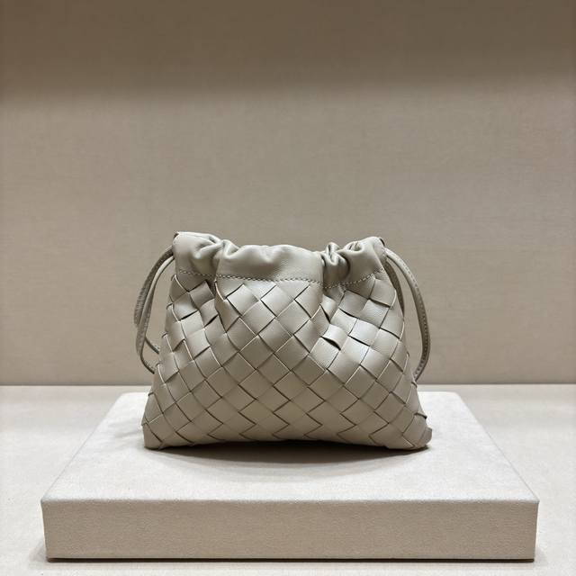 正品级 新品小福包在近几年可谓是女孩们人手一只的时尚单,优雅而简单的风格收获了很多不同年龄段人群的喜爱，包包的内里采用的是科技尼龙材质，非常轻便耐脏，就算出行时