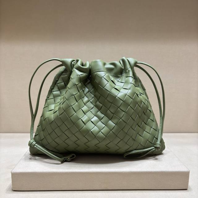 正品级 新款 抽绳Dustbag“垃圾袋” 真的好搭！慵懒自在的随意感以经典编织设计，塑造时尚界的不败单品 束口的抽绳设计自然开口褶皱感和柔嫩牛皮光滑细腻 处处