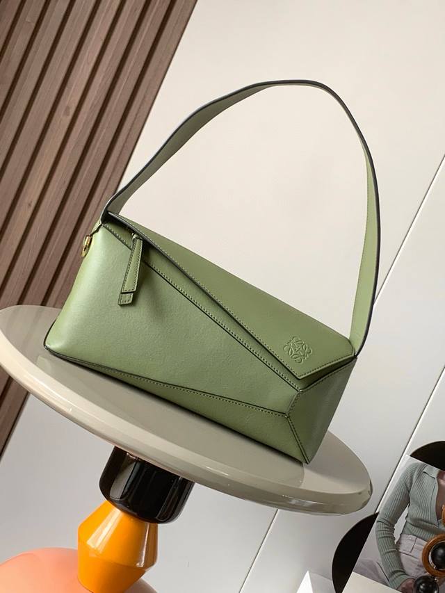 原厂皮 新款Puzzle Hobo 是一款柔软且精致的短款纳帕牛皮革单肩包灵感来自 Puzzle 包的长方体形状和独特的几何线条始于颜值忠于皮质，特别是 Puz