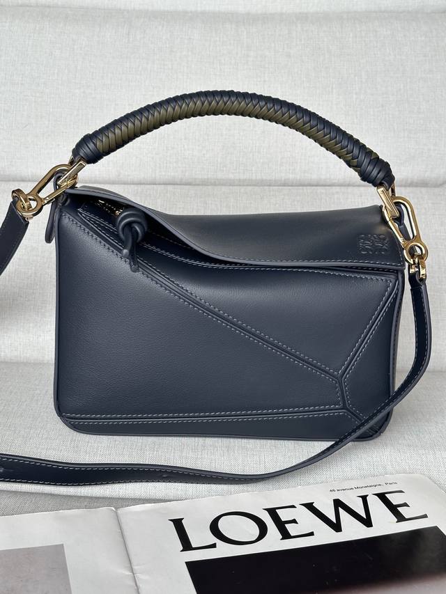 原厂皮 Puzzle 水墨色 新款小号柔软牛皮革Puzzle 手袋是创意总监乔纳森.安德森 Jonathan Anderson 为 Loewe 推出的首款手提包 原厂皮 Puzzle 水墨色 新款小号柔软牛皮革Puzzle 手袋是创意总监乔纳森.安德森 Jonathan Anderson 为 Loewe 推出的首款手提包