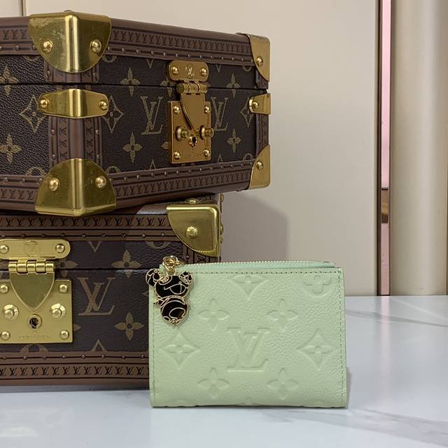 M14088 绿色白彩 两折钱包 Lv X Tm Portfolio Lisa Ms钱包 M14089蓝色 M14087玫红 带有拉链的零钱包、纸币用隔间、配有