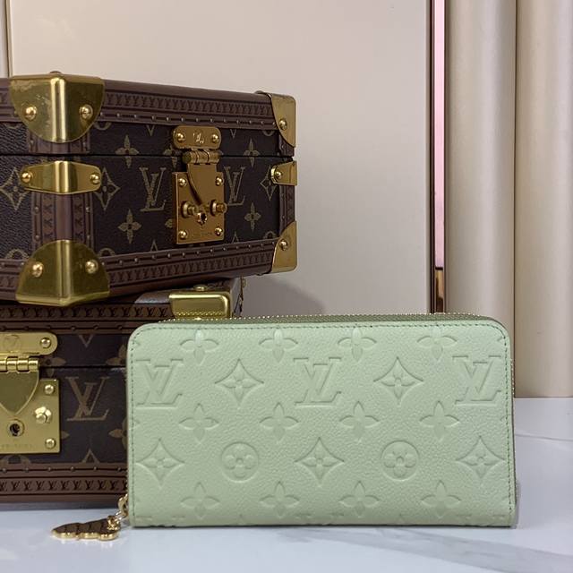 顶级原厂 M13618绿色白彩 单拉链钱包 Lv × Tm 拉链钱包 以丰富多彩的类别展开的“路易威登×村上隆”系列的签名代码更新为欢快的氛围的“Lv × Tm