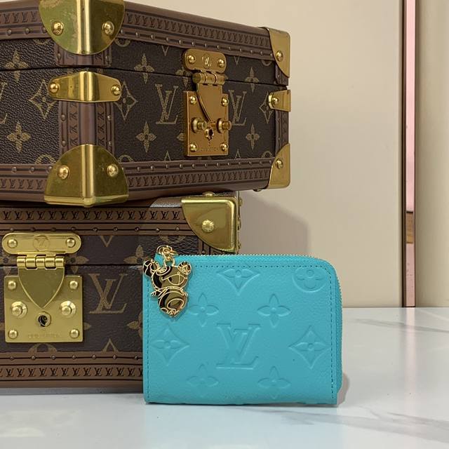 顶级原厂 M13801蓝色白彩 零钱钱包 X Tm Portfolio Noah Compact 钱包 以方形形状为特征的紧凑型钱包“ × Tm 钱包诺亚 紧凑