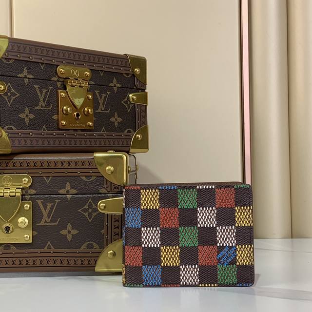 顶级原厂N00185 短夹 格子這款Slender錢包以Pharrell Williams Ms 創作的錢包設有八個名片夾層和一個紙幣隔層，更添實用功能。11