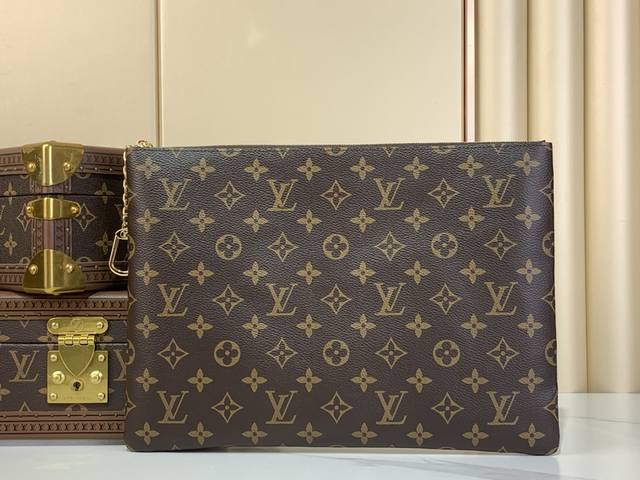 顶级原单M13561老花 钥匙包钱包 Pochette CléS 大号钥匙零钱包为诞生于 1984 年的经典系列再添新员。Monogram 涂层帆布塑造流畅构型