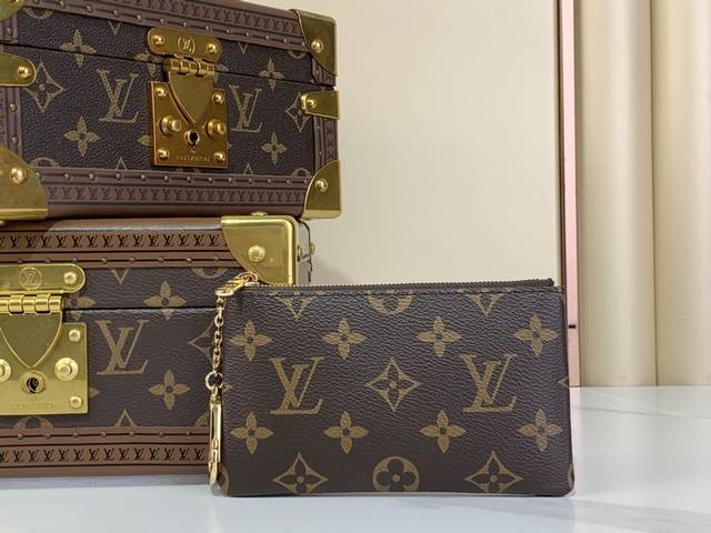 顶级原厂 小号钥匙零钱包 M13559 老花 诞生于 1984 年的 Pochette CléS Hz系列推出小号钥匙零钱包，可令日常小物轻松随行。经典 Mon