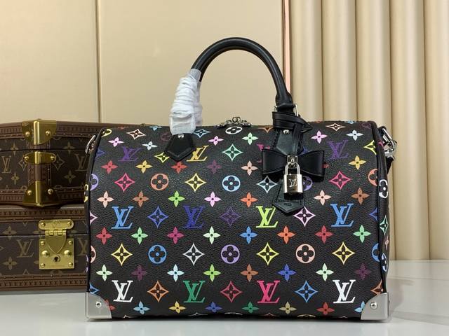 顶级原厂 Lv X Tm Speedy Soft 30 手袋 M13257 黑彩 本款Speedy Soft 30手袋取材柔软涂层帆布,以缤纷彩虹色调描摹全幅 顶级原厂 Lv X Tm Speedy Soft 30 手袋 M13257 黑彩 本款Speedy Soft 30手袋取材柔软涂层帆布,以缤纷彩虹色调描摹全幅