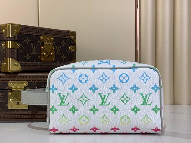 顶级原厂 M14034白色渐变 化妆包洗漱包 本款 Locker Dopp Kit 盥洗袋 取材 Monogram 帆布，融汇当代潮流和典雅格调。紧凑构型内含充