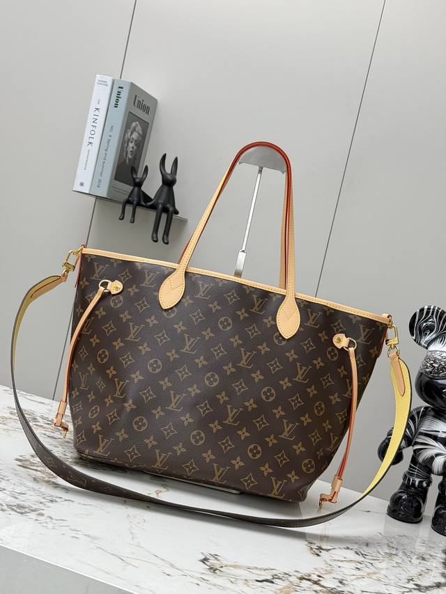 顶级原单,变码芯片 M11948大号印花 Neverfull BandoulièRe Inside Out Gm 手袋以 Monogram 帆布和缤纷压花织物演 顶级原单,变码芯片 M11948大号印花 Neverfull BandoulièRe Inside Out Gm 手袋以 Monogram 帆布和缤纷压花织物演