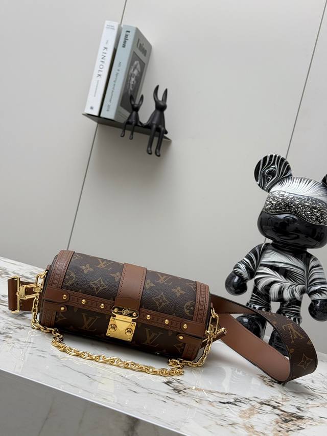 变码芯片版顶级原单、加强版Papillon Trunk 手袋点缀金属铆钉和 S-Lock 钩扣,为路易威登的传统格调注入当代风华。半硬质法棍包构型方便手持,亦可 变码芯片版顶级原单、加强版Papillon Trunk 手袋点缀金属铆钉和 S-Lock 钩扣,为路易威登的传统格调注入当代风华。半硬质法棍包构型方便手持,亦可