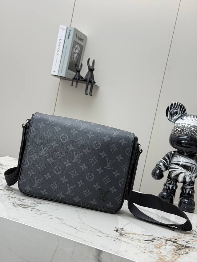 顶级原单 独家实拍 M42711全皮黑格 M30861绿色 M60831银灰 M30850十字纹 M42710黑格 M46255黑花 男差包系列 Distric 顶级原单 独家实拍 M42711全皮黑格 M30861绿色 M60831银灰 M30850十字纹 M42710黑格 M46255黑花 男差包系列 Distric