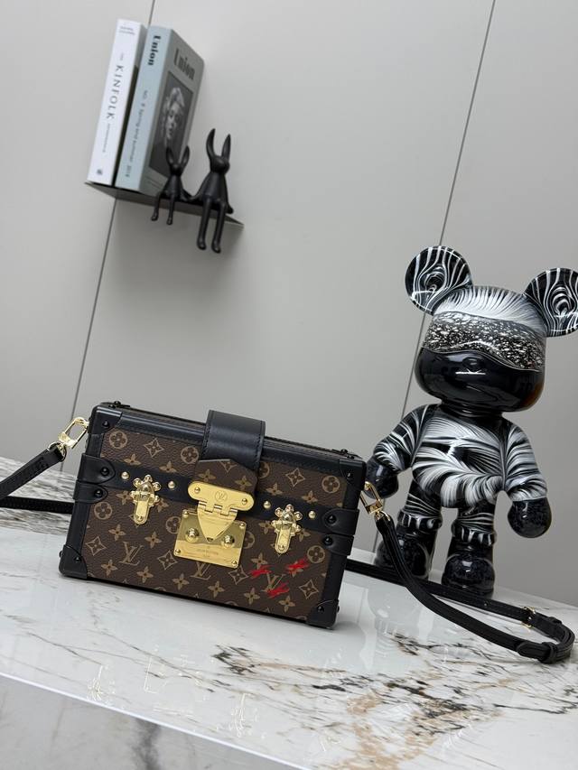 海外原单M4027345943亮金独家实拍！此款 Petite Malle 手袋的每一处细节无不源自路易威登的制箱传承：包身造型、Monogram Revers