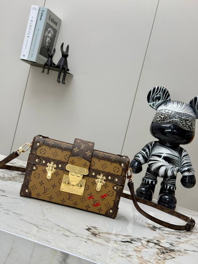 独家实拍 M45943 M44199 M40273 古铜小花 M45960 钢啡边 此款 Petite Malle 手袋的每一处细节无不源自路易威登的制箱传承：