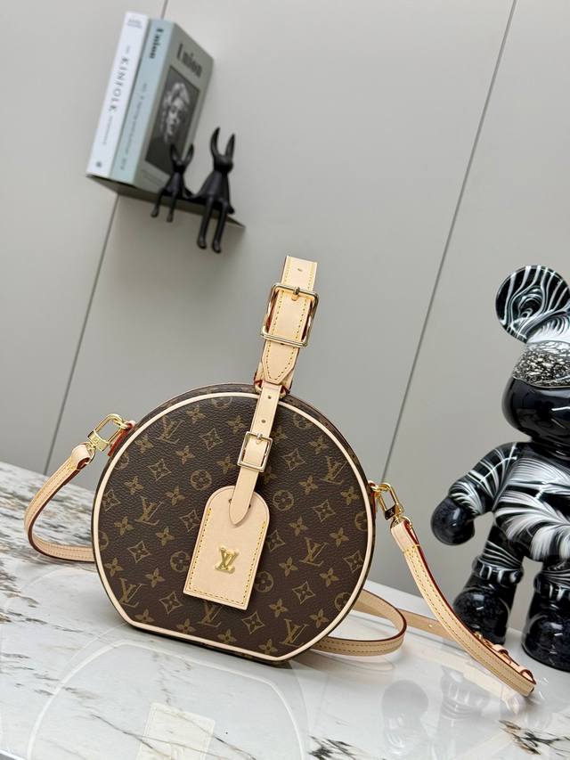 独家实拍 M43510 M43514 Petite Boite Chapeau 手袋经典的路易威登帽盒摇身变为此款风格可爱的随身小袋。小巧而实用 可放置一台Ip