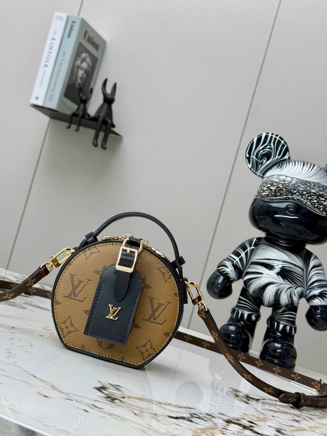 独家实拍 M44699老花 M68276黄花 Mini Bote Chapeau 手袋采用 Monogram 帆布塑造经典构型，以皮革名牌和 Malletage