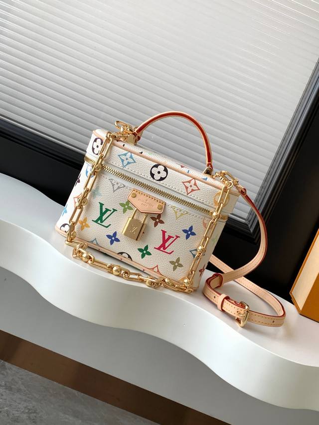 动态163C01芯片 顶级原单加强版 M13662白彩 本款 Vanity Pouch 手袋出自路易威登 X 村上隆再版系列，以艺术家的鲜明色调重绎品牌经典 M