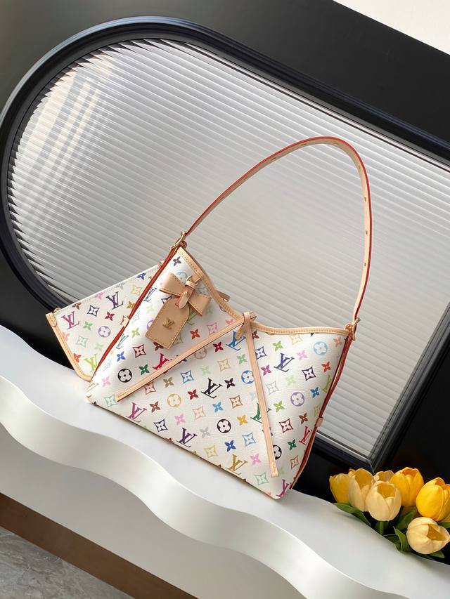 动态163C01芯片 顶级原单加强版 M13661白三彩 本款Carryall小号手袋出自路易威登X村上隆再版系列，为Monogram涂层帆布巧妙融入日本艺术家