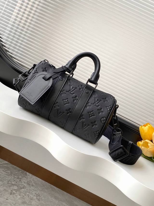 动态变码芯片 顶级原单加强版 M20900黑压 Keepall 系列的迷你版本再现新意。Taurillon Monogram 牛皮革塑造经典构型,加固侧带和可拆 动态变码芯片 顶级原单加强版 M20900黑压 Keepall 系列的迷你版本再现新意。Taurillon Monogram 牛皮革塑造经典构型,加固侧带和可拆