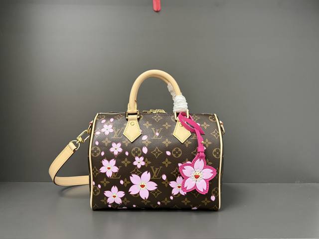 钢五金 顶级原单M14174 163芯片 本款 Sedy BandoulièRe 25 手袋出自路易威登 X 村上隆系列，为品牌经典 Monogram 涂层融入