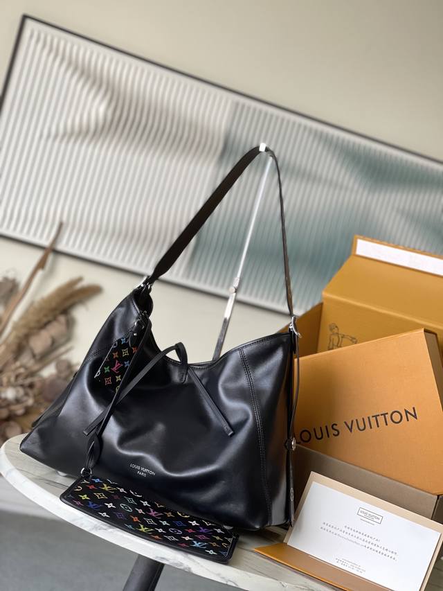 头层皮 顶级原单M13105 本款Carryallvibe手袋取材柔软羊皮革，为贴身构型融入牛皮革饰边和可拆卸内袋，可轻松收纳智能手机等日常所需。缤纷Monog