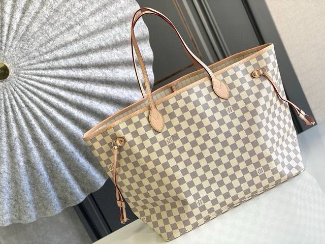 大号钢钉 顶级原单N41360Neverfull 大号手袋 极具传奇色彩的 Neverfull 手袋: 总是能够满足您对手提包的各种需要。 容量大却不显笨重,挺 大号钢钉 顶级原单N41360Neverfull 大号手袋 极具传奇色彩的 Neverfull 手袋: 总是能够满足您对手提包的各种需要。 容量大却不显笨重,挺