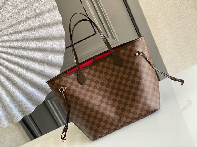 中号钢钉 顶级原单N41358 Neverfull 中号手袋极具传奇色彩的 Neverfull 手袋总是能够满足您对手提包的各种需要。 容量大却不显笨重，挺括而