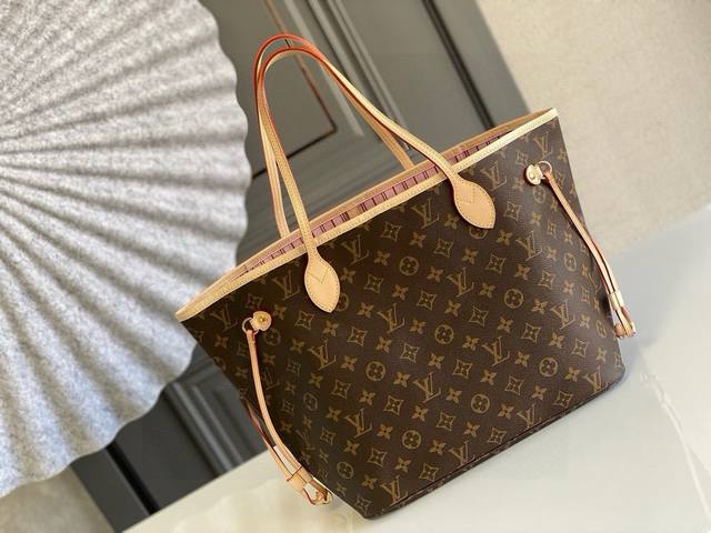 中号钢钉 顶级原单M50366 Neverfull 中号手袋 Neverfull 经典手袋，探索袋内精致细节。重新设计的内袋采用了清新的织物内衬，尤其值得称道的