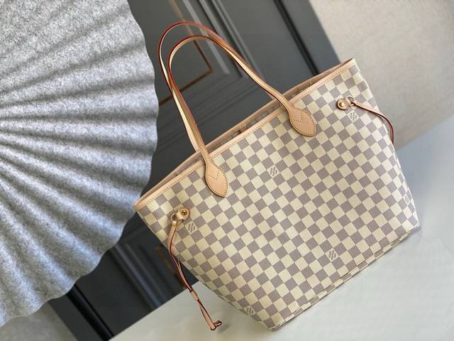 中号钢钉 顶级原单N41361 Neverfull 中号手袋 极具传奇色彩的 Neverfull 手袋： 总是能够满足您对手提包的各种需要。 容量大却不显笨重，