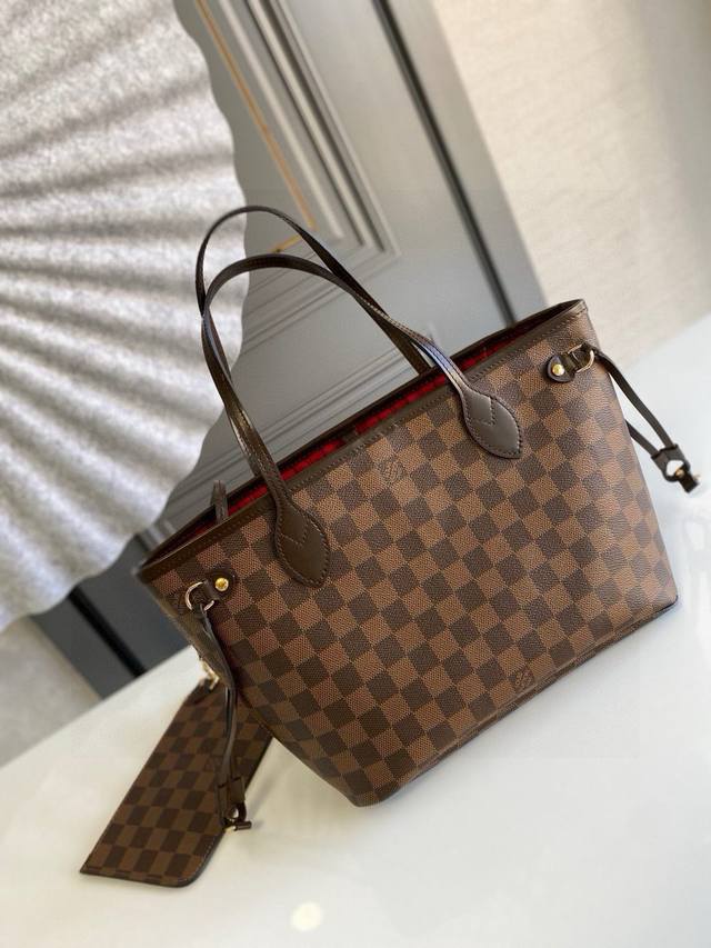 小号钢钉 顶级原单N41359 Neverfull 小号手袋 Neverfull 小号手提包造型挺括，设计经典，是一款气质典雅的都市手袋。 而其宽敞的包内容量亦