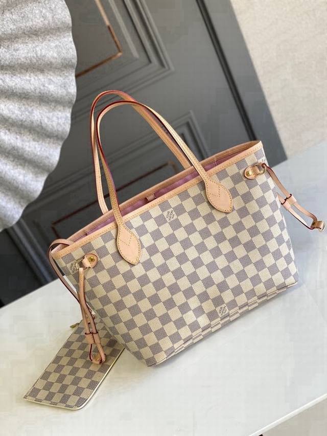 小号钢钉 顶级原单N41363 Neverfull 小号手袋 Neverfull 小号手提包造型挺括，设计经典，是一款气质典雅的都市手袋。 而其宽敞的包内容量亦